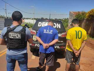 Cleverson Portelli (centro), o “Tubarão do PCC”, ao lado de outro preso e policial (Foto: Divulgação)