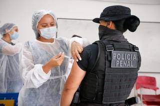 Policial penal sendo vacinada em outro estado brasileiro (Foto: Marco Santos/Agência Pará) 