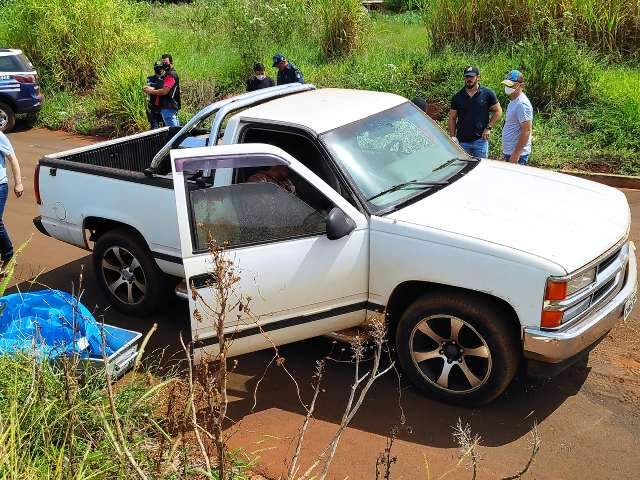 Homem &eacute; morto a tiros e corpo encontrado dentro de caminhonete