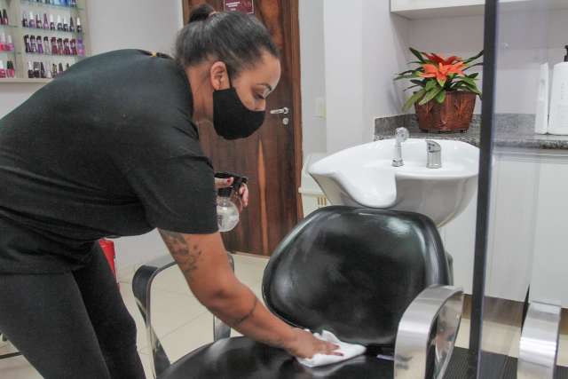 Sal&otilde;es de beleza j&aacute; abrem agenda para recuperar 2 semanas de portas fechadas