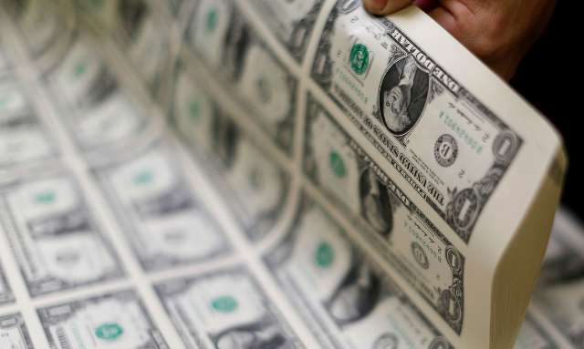 D&oacute;lar inicia abril em alta e fecha a R$ 5,71