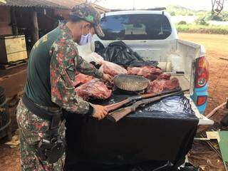 Policial MIlitar Ambiental apreendeu dois rifles, carnes de cateto, cutia e tatu abatidos durante caça ilegal. (Foto: Divulgação)