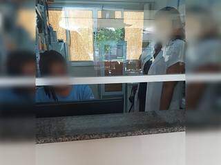 Atendente da UBS Jardim Botafogo estava sem máscara, pegou o documento da paciente e tocou no rosto várias vezes (Foto Direto das Ruas)