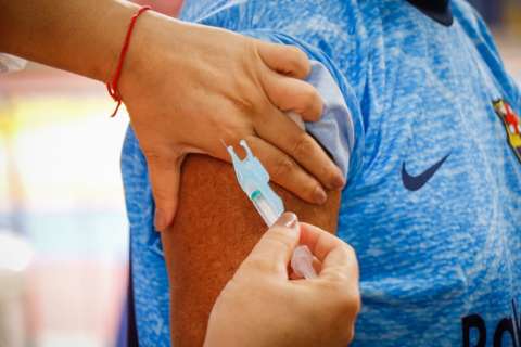 Prefeitura suspende vacinação após aplicar 4 mil doses em 1 dia e estoque zerar