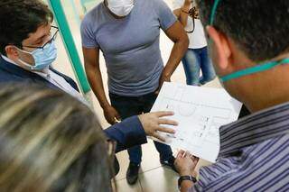 Secretário e equipe analisando estrutura da UPA Universitário. (Foto: Henrique Kawaminami)