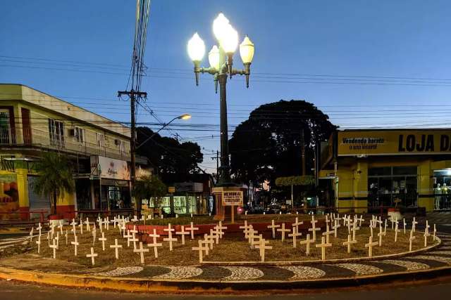 Cruzes s&atilde;o colocadas em rotat&oacute;ria para homenagear v&iacute;timas da pandemia
