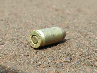 Cartucho de pistola calibre 380 encontrado perto da caminhonete (Foto: Adilson Domingos)