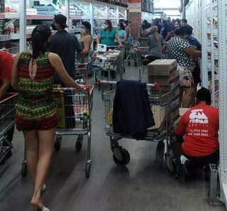 &quot;Necessidade&quot; de comprar &eacute; mais forte que medo da covid nos mercados