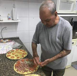 Milton Lopes das Neves, 81 anos, fazendo uma das coisas que mais gostava: pizza (Foto: Arquivo pessoal)