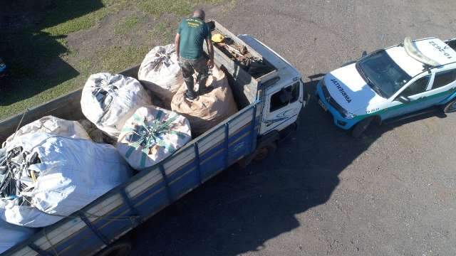Dupla &eacute; presa com 10,5 toneladas de baterias e alum&iacute;nio contrabandeado 