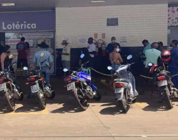 Com fila na porta, lot&eacute;ricas abertas geram reclama&ccedil;&atilde;o e d&uacute;vida