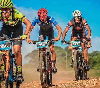 No meio, Luis durante prova de ciclismo, modalidade de mountain bike (Foto: Arquivo Pessoal)