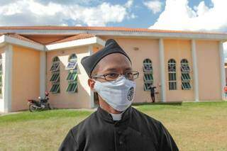 Padre Jucelândio assumiu comunidade nas Moreninhas há dois meses. (Foto: Marcos Maluf)