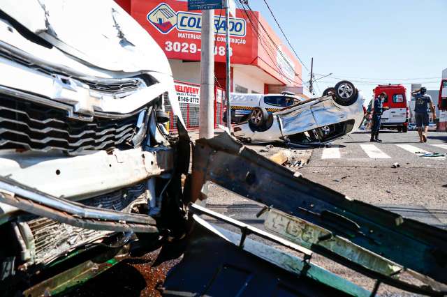 Dois ficam feridos ap&oacute;s colis&atilde;o entre carros provocar capotagem na Zahran