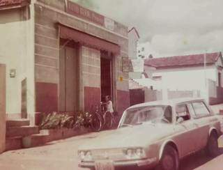 Clique da fachada do 2º endereço da loja, em 1974, onde Toninho também morava com a família (Foto: Arquivo Pessoal)