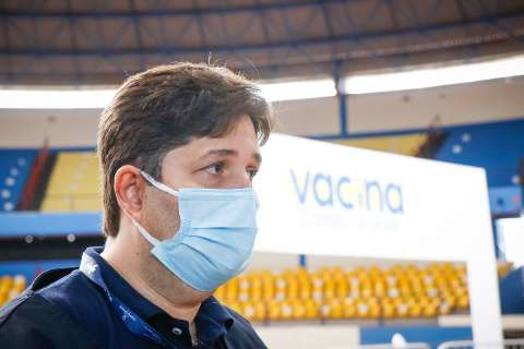 Vacina para demais trabalhadores essenciais ainda é "incerta", diz secretário
