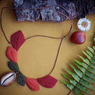 Entre macramês e acessórios fashion, aqui um colar feito pela artesã (Foto: Arquivo Pessoal)
