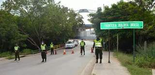 Polícia Boliviana realiza fiscalização para impedir trafego na fronteira entre os dois países (Foto: Diário Corumbaense)
