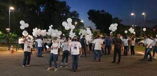 Amigos e familiares soltaram balões brancos em frente a hospital para comemorar alta. (Foto: Direto das Ruas)