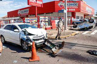 Dois ficam feridos após colisão entre carros provocar capotagem na Zahran Dois ficam feridos após colisão entre carros provocar capotagem na Zahran