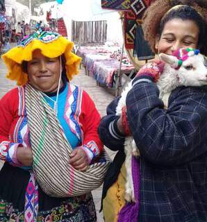 Registro ao lado de uma mulher peruana com típicas vestimentas (Foto: Arquivo Pessoal)