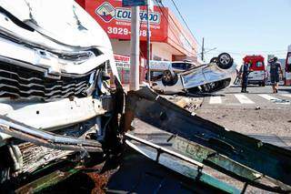 Dois ficam feridos ap&oacute;s colis&atilde;o entre carros provocar capotagem na Zahran
