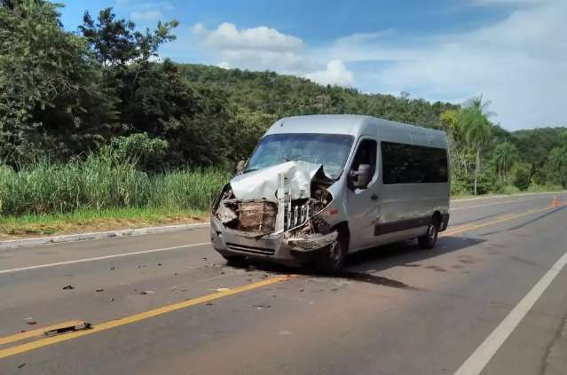 Tr&ecirc;s horas ap&oacute;s acidente, van que bateu em caminhonete fica abandonada em pista