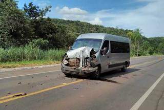 Três horas após acidente, van que bateu em caminhonete fica abandonada em pista Três horas após acidente, van que bateu em caminhonete fica abandonada em pista