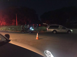 Testemunha diz ter visto entregador “empinar” moto antes de morrer em queda Testemunha diz ter visto entregador “empinar” moto antes de morrer em queda