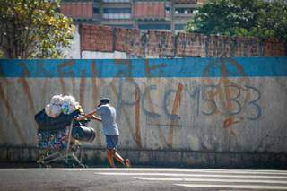 Muro pichado com a sigla da facção criminosa e o número usado pelos integrantes na região Oeste de Campo Grande. (Foto: Henrique Kawaminami)