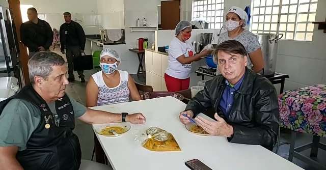 &quot;N&atilde;o tinha tanta vacina dispon&iacute;vel&quot;, diz Bolsonaro sobre compra de vacinas