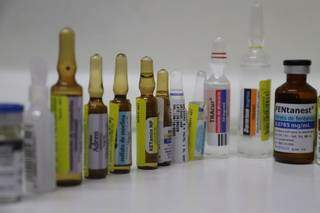 Ampolas de alguns dos medicamentos que compõem o kit intubação (Foto: Santa Casa/Divulgação) 