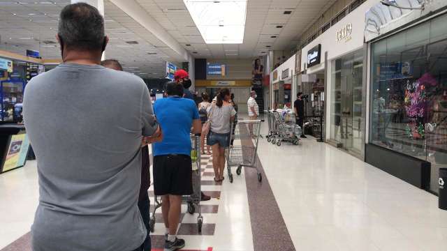 Com restos de ovos no mercado, clientes fazem fila em loja de chocolates 