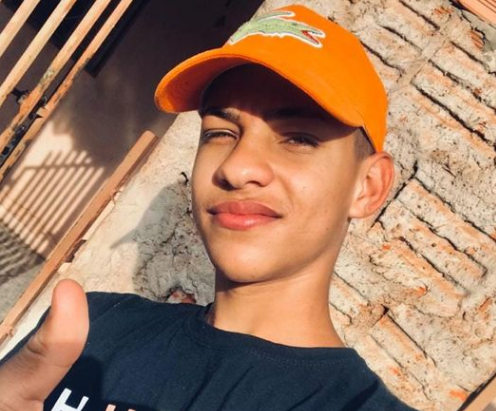 Jovem perde controle de moto, bate em muro e morre 2 horas depois no hospital 