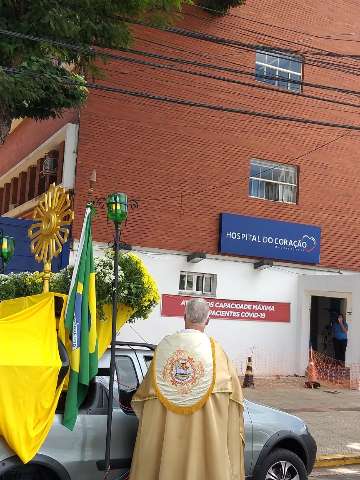 Padre aben&ccedil;oa hospitais e reza pela recupera&ccedil;&atilde;o dos pacientes com covid