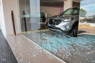 Fachada de concession&aacute;ria na Vila Carvalho amanhece quebrada 