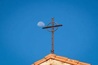 Cruz, símbolo do calvário de Jesus Cristo, no topo da Igreja Nossa Senhora do Perpétuo Socorro, contrastando com o azul do céu de Campo Grande (Foto: Henrique Kawaminami/Arquivo)