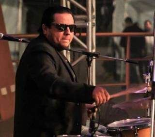 Pimpo tocando bateria em um grupo de blues de Campo Grande (Foto: Arquivo Pessoal)