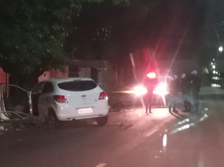 Carro que a vítima dirigia ficou com a frentes destruída (Foto: Direto das Ruas)