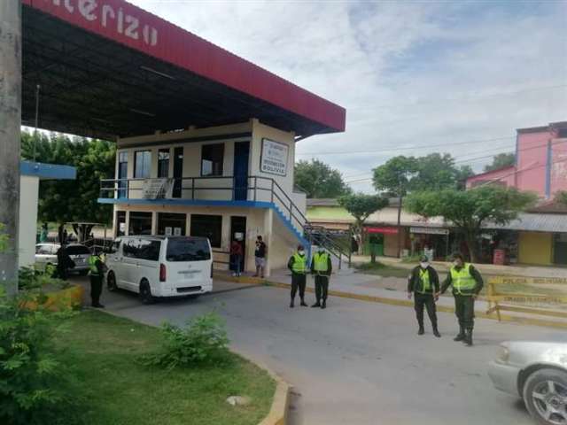 Haitianos s&atilde;o devolvidos para o Brasil, ap&oacute;s cruzarem fronteira ilegalmente