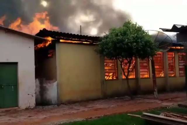 V&iacute;deo mostra for&ccedil;a de inc&ecirc;ndio que destruiu refeit&oacute;rio de escola em MS