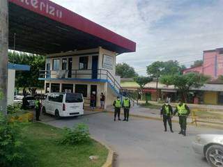 Controle de Policiais na fronteira com Puerto Suárez, na Bolívia, e Corumbá, no Brasil (Foto: Divulgação/El Deber)
