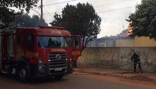 Bombeiros combatem fogo em escola. (Foto: Nova Notícias)