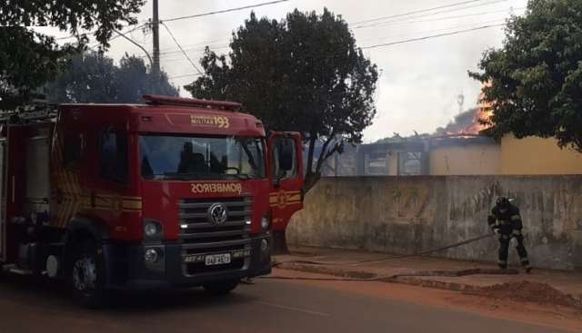 Inc&ecirc;ndio consome cozinha de escola estadual no centro de cidade de MS