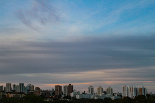 Dia amanhecendo com céu aberto na capital sul-mato-grossense (Foto: Marcos Maluf)