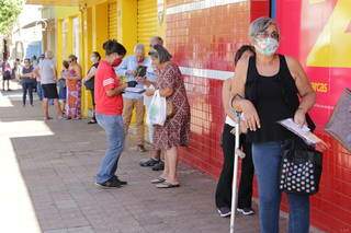 Idosos aguardam em fila para se vacinarem contra o vírus influenza, em Campo Grande (Foto: Kísie Ainoã/arquivo)