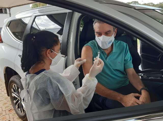 Presidente da Assembleia veste &quot;verde esperan&ccedil;a&quot; para ser vacinado