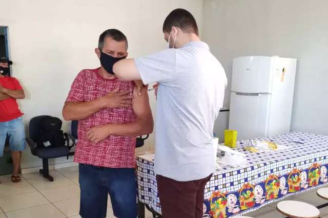 Japor&atilde; come&ccedil;a a vacinar profissionais da educa&ccedil;&atilde;o contra a covid