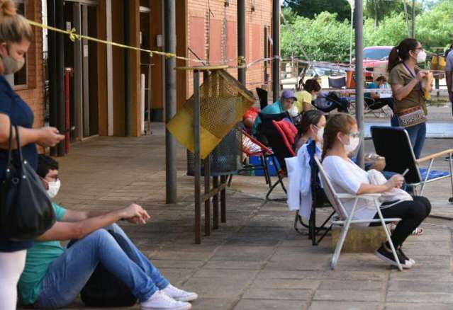 Paraguai relaxa restrições no pior momento da pandemia