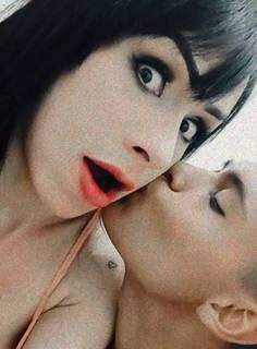 Vinícius dá um beijinho na bocheca da namorada, e ela se &#34;assusta&#34; de brincadeira (Foto: Arquivo Pessoal)